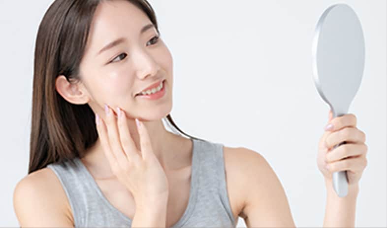 鏡を見る女性