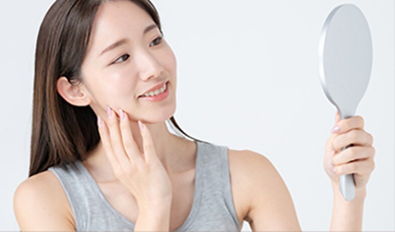 鏡を見る女性