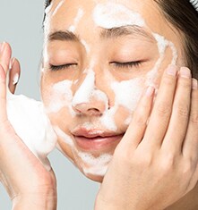 化粧品を厚塗りする イメージ