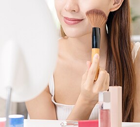 化粧品を厚塗りする イメージ