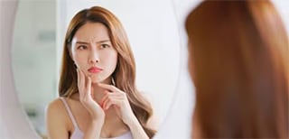 ニキビ跡を消す方法は？セルフケアと美容医療を解説