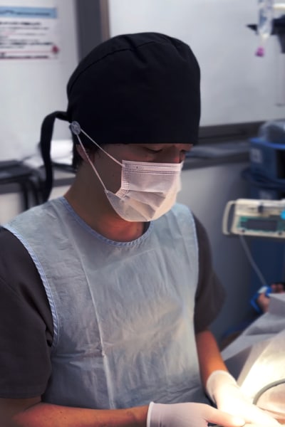 ＼目元施術は医師が担当／<br />
効果最大化×痛み軽減も叶える