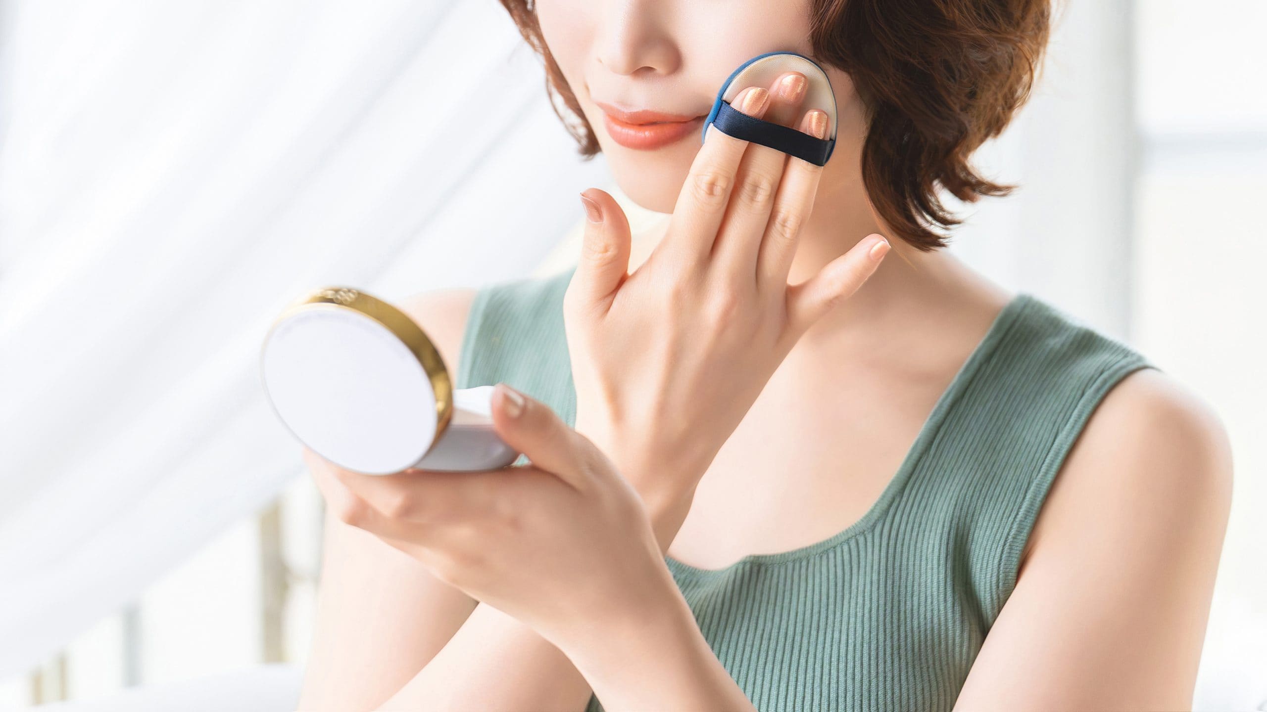 施術後の腫れや内出血の期間と隠し方