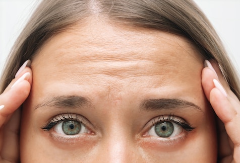 主な症状②額にシワが寄る