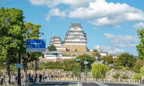 理由3：一回あたりの満足度を追求。駅チカ＆続けやすい安心価格で叶う本格肌質改善