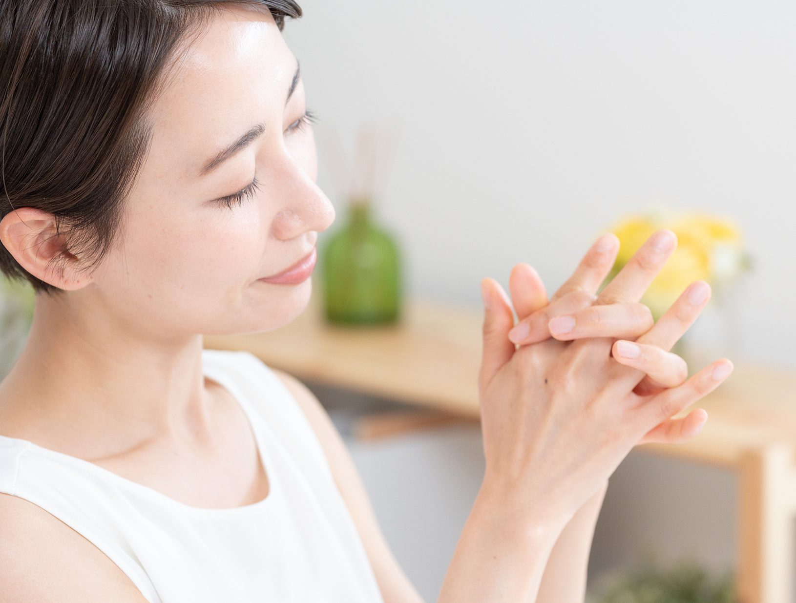 手の甲のシワ・血管浮き・ゴツゴツ感を改善するには？本厚木でできる手の若返り治療を解説