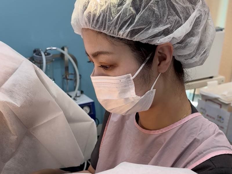 医師歴10年以上のキャリアが裏打ちする「精密なデザインと縫合」