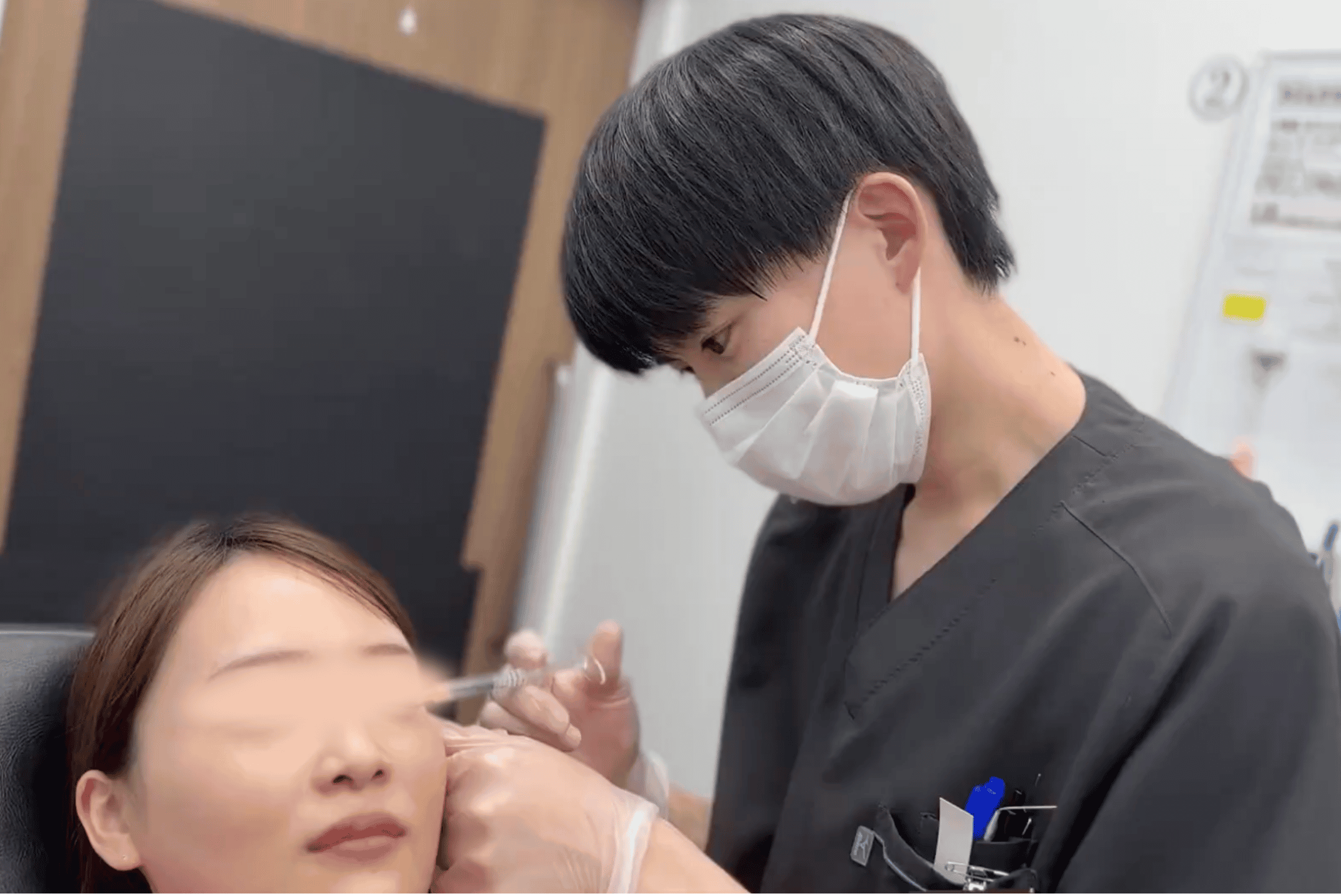 自然な笑顔の女性とヒアルロン酸注入のイメージ