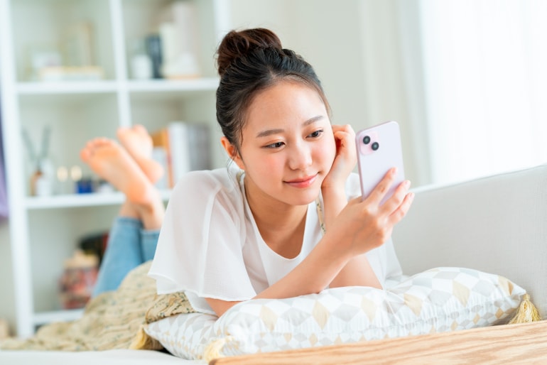 20代・30代：遺伝による脂肪の突出やスマホの目の疲れ<br />
