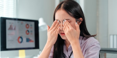 まぶたを強くこする癖