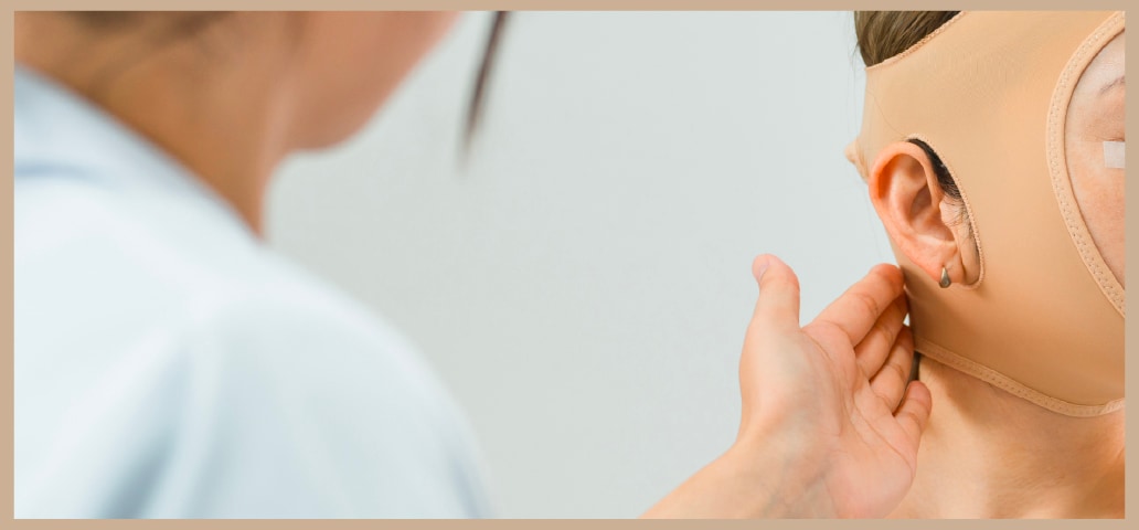 看護師が固定圧迫方法をレクチャー