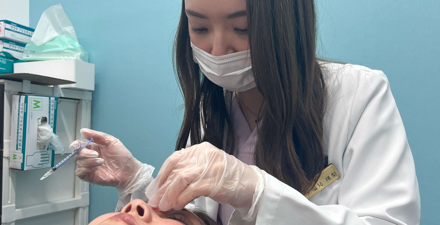 美容皮膚科医による繊細な注入<br />
