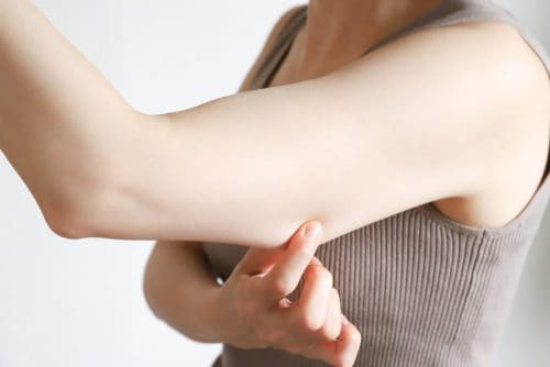 <h3>ダイエットでは落ちにくい「二の腕の振り袖」にお悩みではありませんか？</h3>