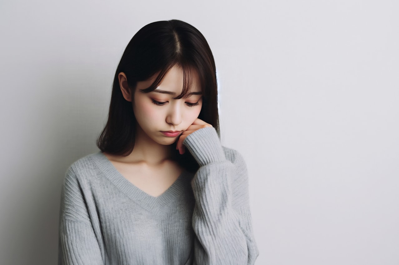 手術自体はできますが、術後のダウンタイム中に花粉症の症状（くしゃみ、鼻水、鼻詰まり）が出ると、以下のようなトラブルが起きやすくなります。