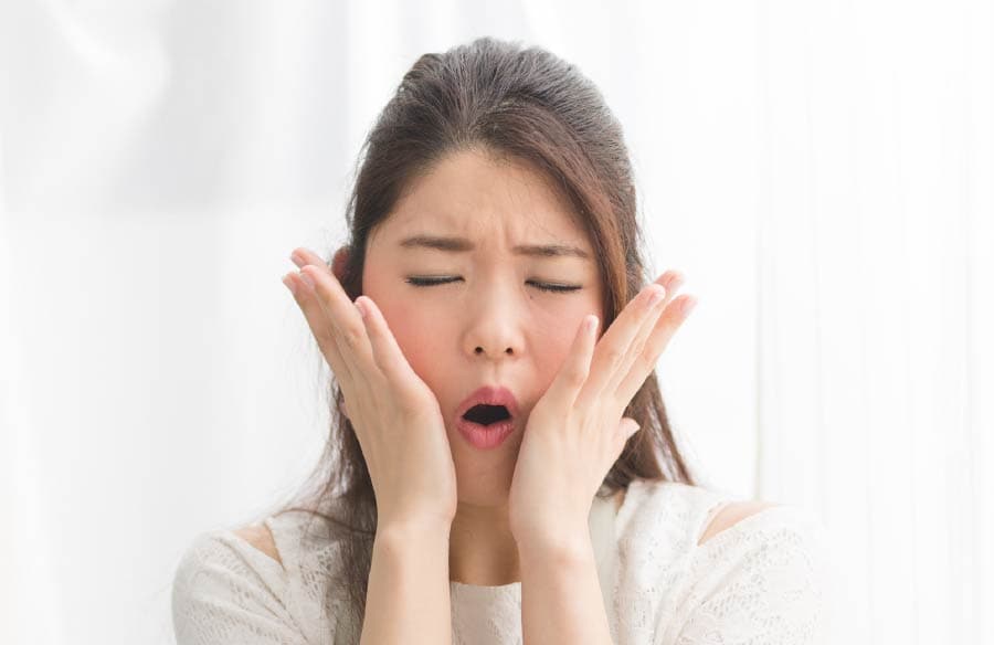 無表情の時でもシワがあるのは、筋肉の使いすぎ？