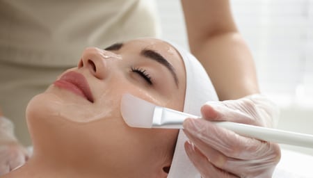 汚れを一掃！表面からツルっと整える「ピーリング治療」<br />
