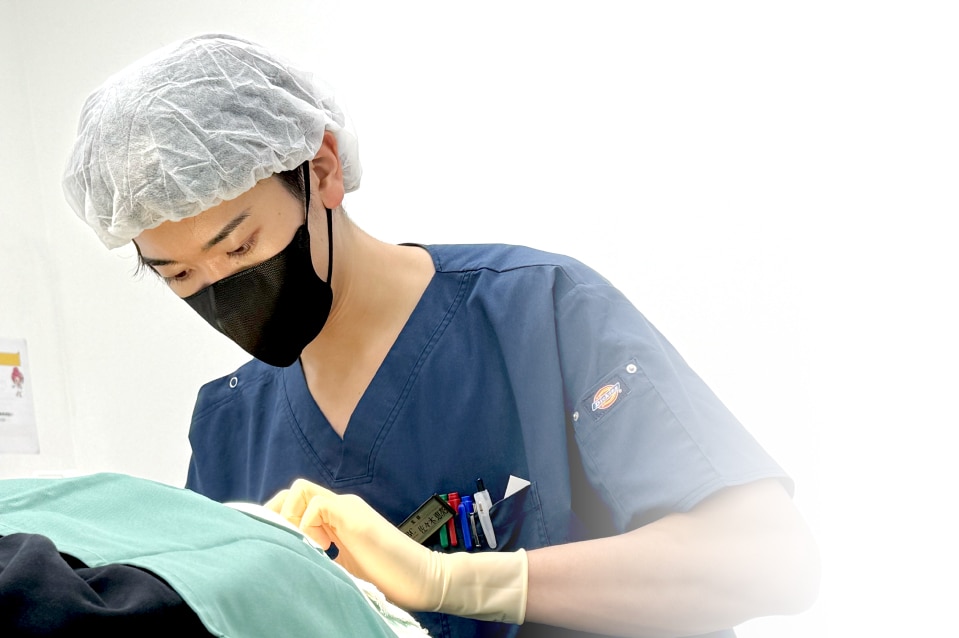 目の下の切らないクマ取り・たるみ（ふくらみ）取りを得意とする佐々木恵亮医師