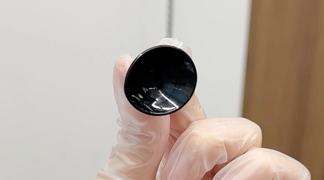 怖いどころか「安全」の証！黒いレンズの役割