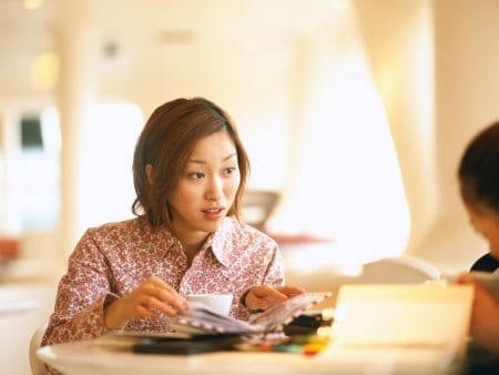 二重整形の術後はよく冷やすと腫れを早く引かせやすくなります