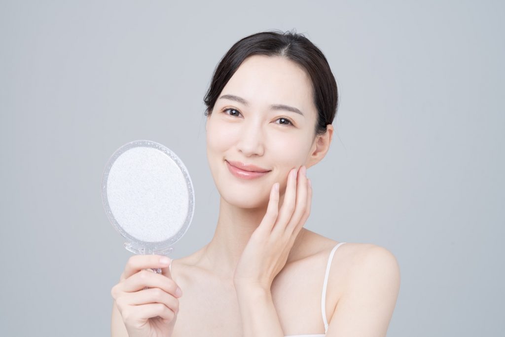 鏡を見る若い女性