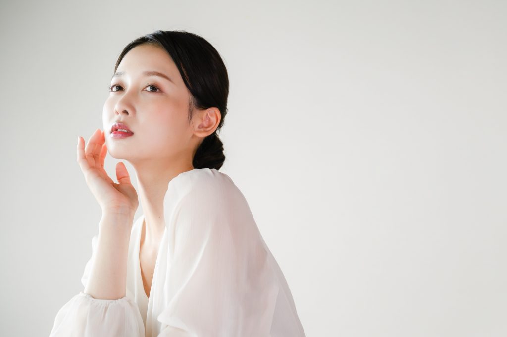 ほうれい線を抑えている女性