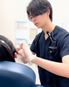 田中院長ヒアル処置中画像