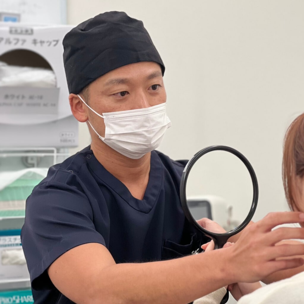 加藤重磨 診察・デザイン中