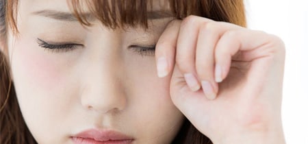 埋没法手術後に目がゴロゴロする原因は?